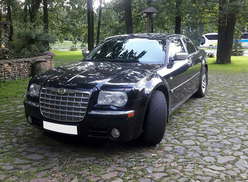 Оренда авто Chrysler 300C чорний