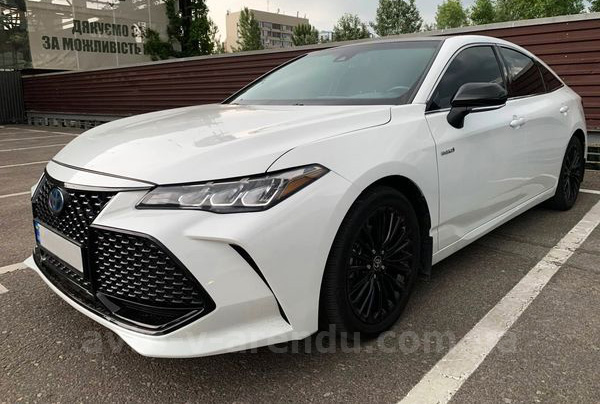 Оренда авто з водієм Toyota Avalon біла