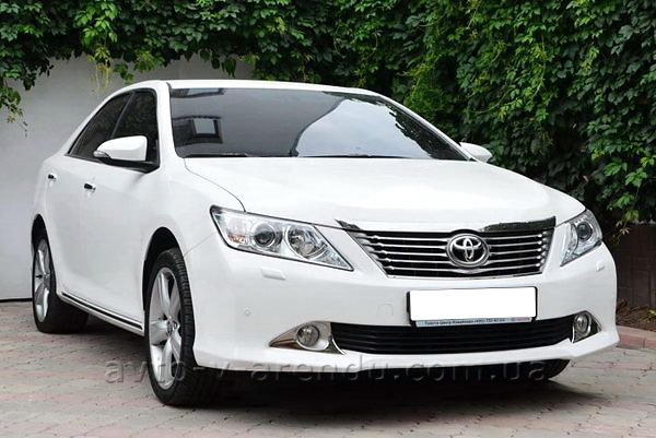 Оренда авто з водієм Toyota Camry V50 біла