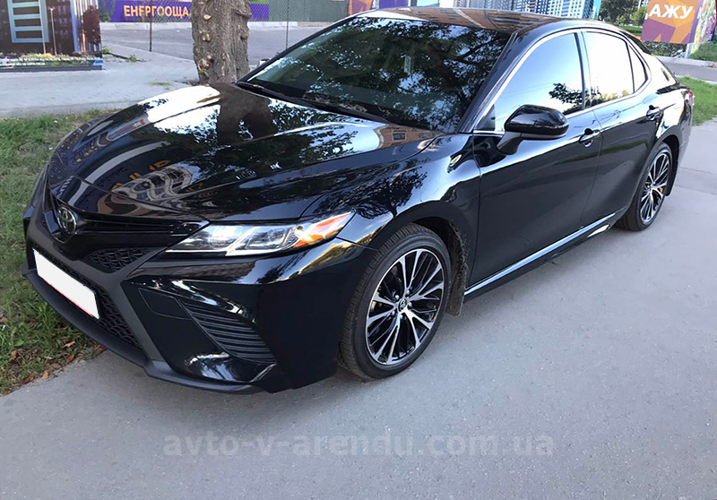 Оренда авто з водієм Toyota Camry V70 чорна