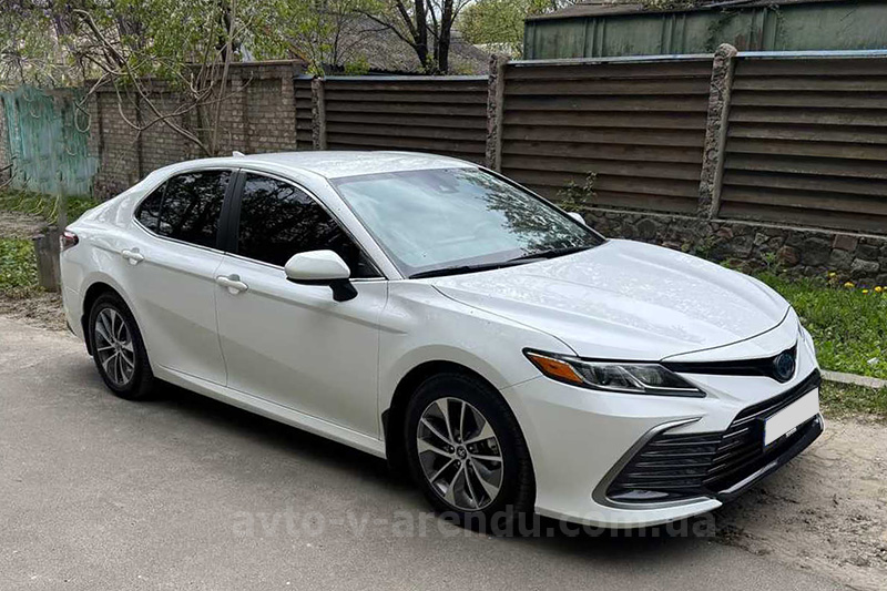 Оренда авто з водієм Toyota Camry V70 біла