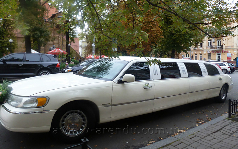 Прокат лімузину Lincoln Town Car Ajvori