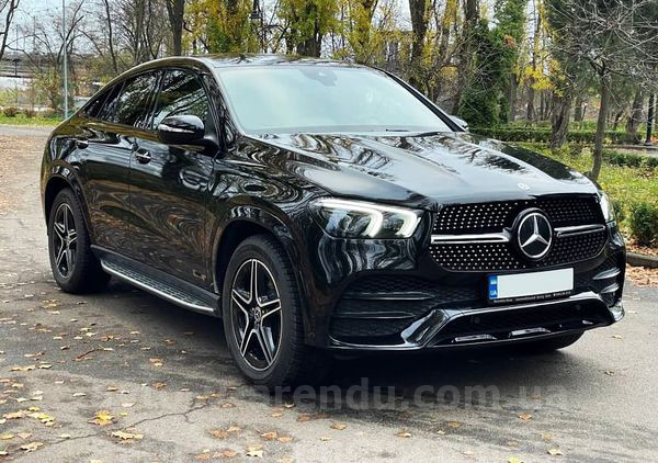 Оренда позашляховика Mercedes Benz GLE 350D Coupe чорний з водієм. Прокат джипа Мерседес GLE 350D Coupe позашляховик без водія у Києві
