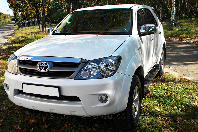 Оренда позашляховика з водієм Toyota Fortuner
