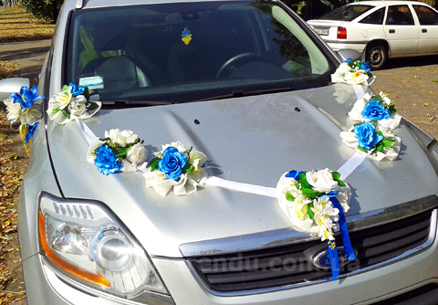 Весільна прикраса на машину - Біло-блакитна гірлянда